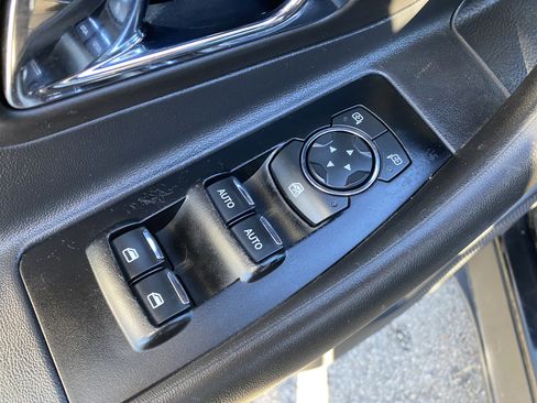 Used 2015 Ford Taurus SHO image 17