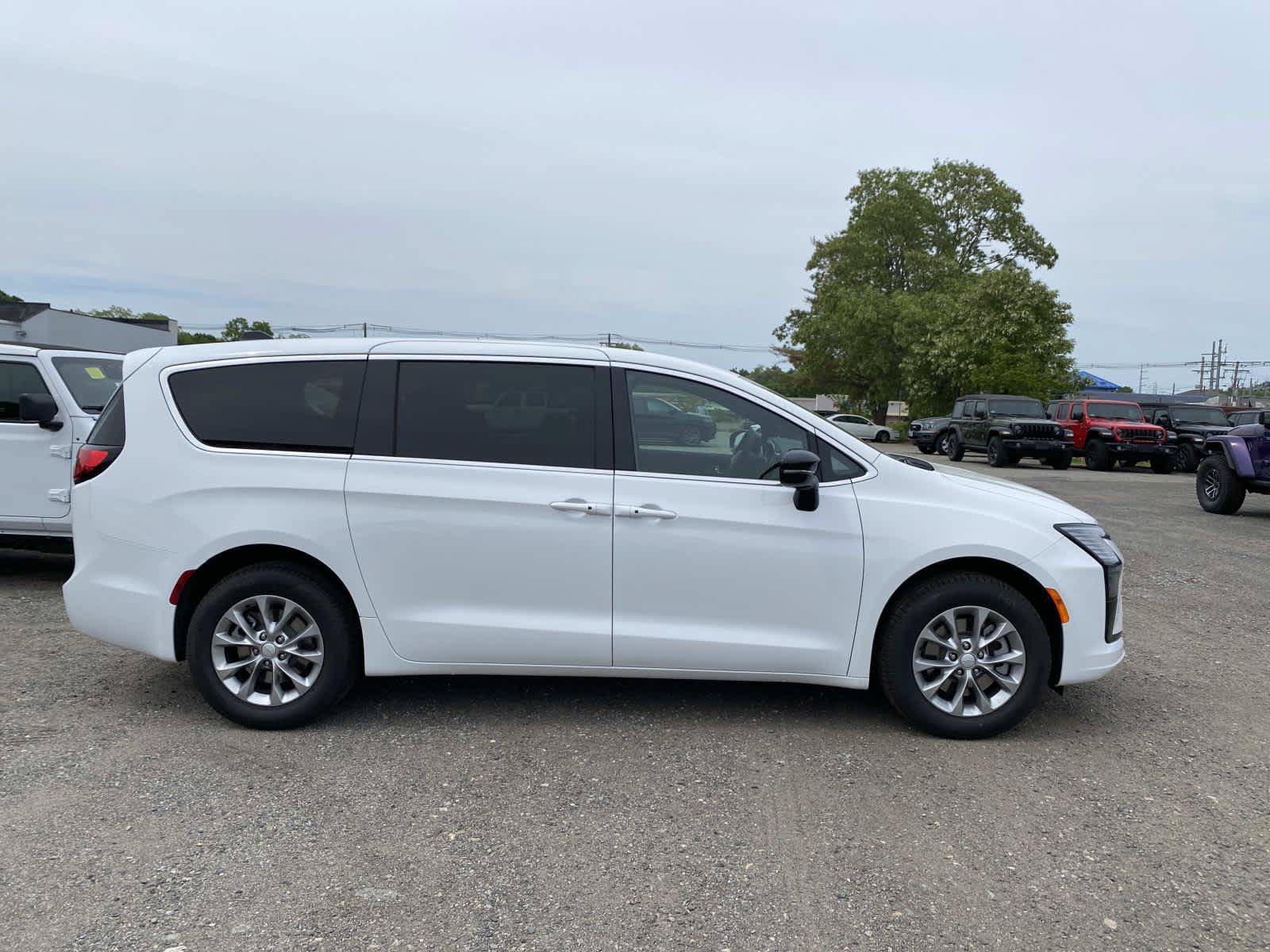 New 2027 Chrysler Pacifica Select AWD/4WD image 2