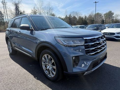 Used 2025 Ford Explorer Active w/ Active Comfort Package image 2