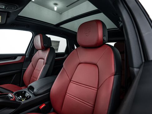 Certified 2025 Porsche Cayenne image 23