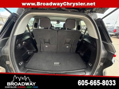 Used 2023 Jeep Grand Cherokee L Laredo image 13