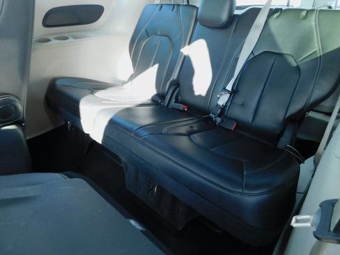 Used 2024 Chrysler Pacifica Select image 19