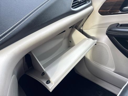 Used 2022 Chrysler Pacifica Limited image 30