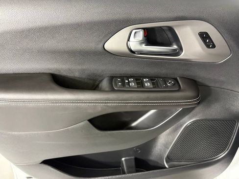 New 2027 Chrysler Pacifica Select FWD image 18