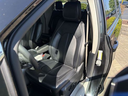 Used 2024 Chrysler Pacifica Touring-L FWD image 13