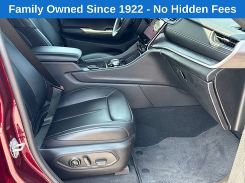 Used 2025 Jeep Grand Cherokee Limited w/ Luxury Tech Group II AWD/4WD image 13