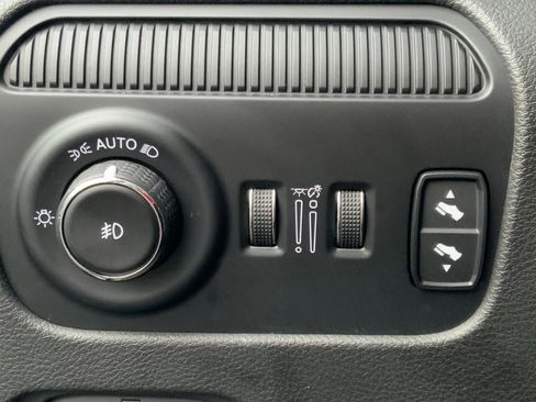 Used 2023 Jeep Wagoneer Series III w/ Preferred Equipment Group image 16