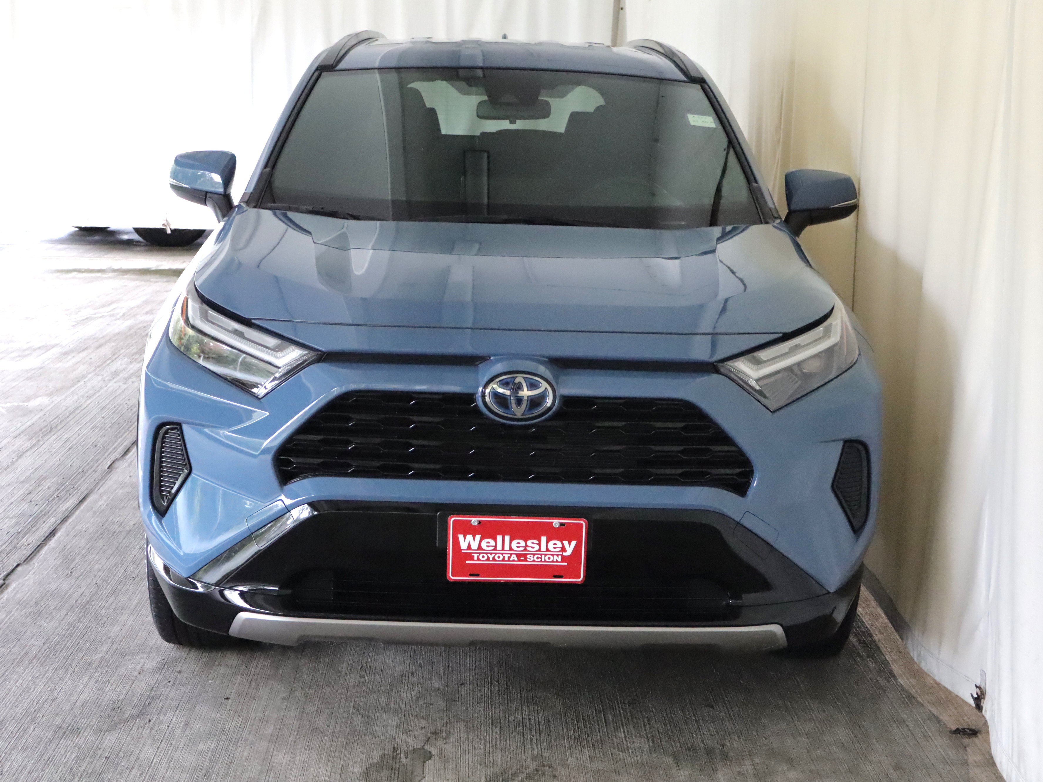Used 2023 Toyota RAV4 SE AWD/4WD image 3