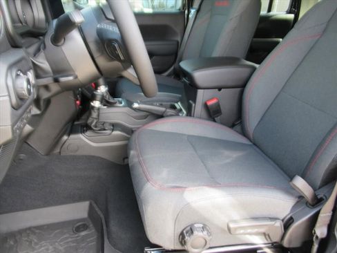 New 2026 Jeep Wrangler Unlimited Rubicon w/ Technology Group image 15