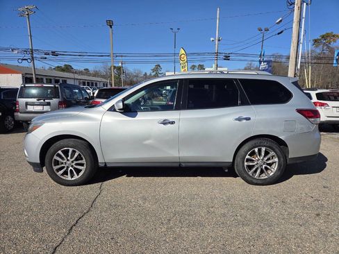 Used 2016 Nissan Pathfinder SV image 4
