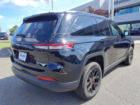 Used 2024 Jeep Grand Cherokee Altitude AWD/4WD image 31