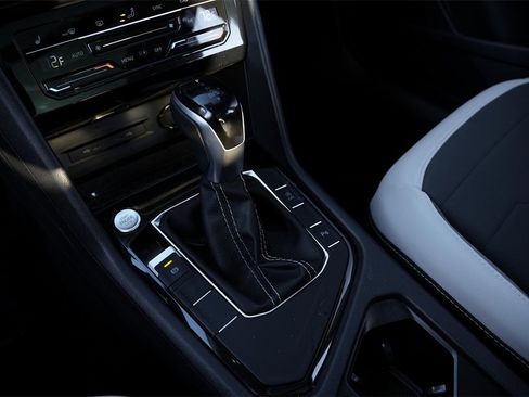 New 2025 Volkswagen Taos SE image 21