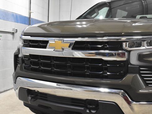 Used 2023 Chevrolet Silverado 1500 LT AWD/4WD image 28