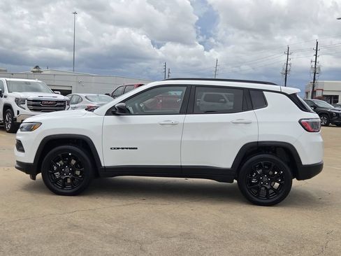 Used 2025 Jeep Compass Latitude w/ Convenience Group AWD/4WD image 6