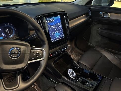 Used 2025 Volvo XC40 B5 Plus image 19