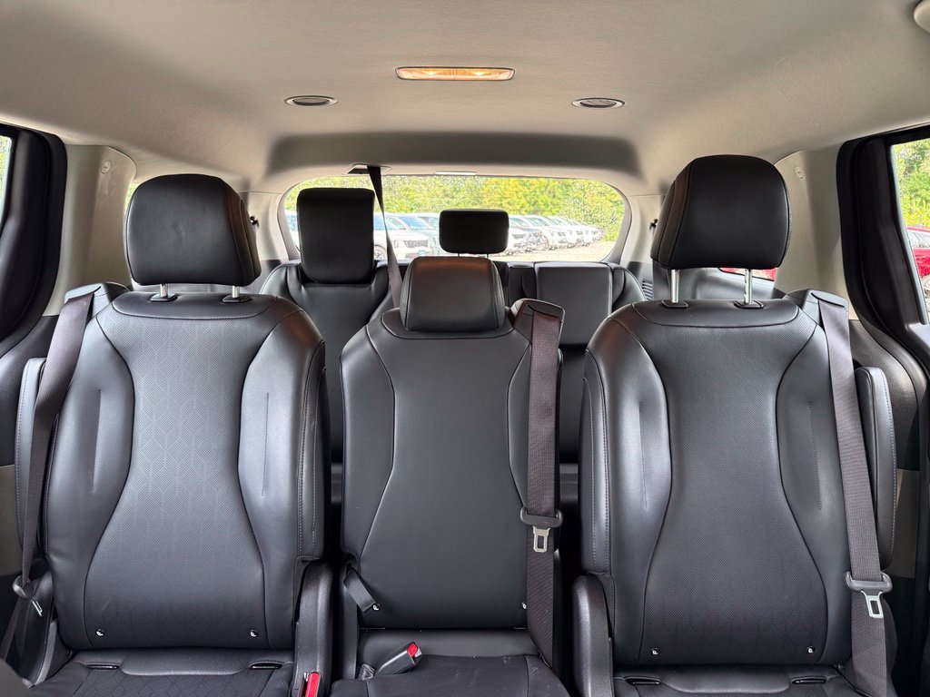 Used 2025 Kia Carnival FWD image 42