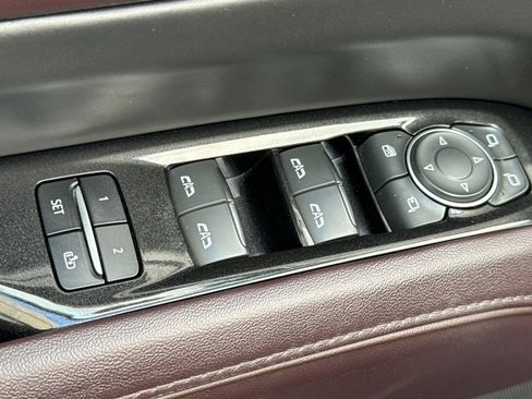 Certified 2022 Cadillac Escalade ESV Sport Platinum AWD/4WD image 12