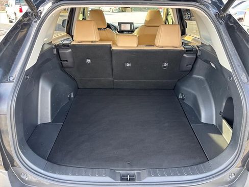 Used 2019 Toyota RAV4 XLE Premium image 26