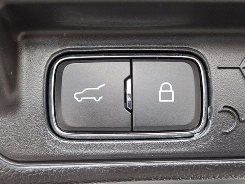 Used 2022 Ford Explorer XLT image 30