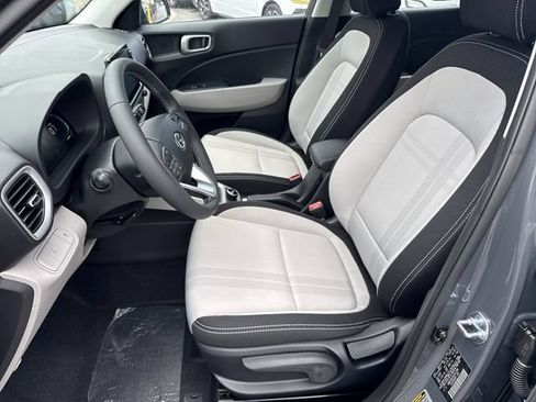 Certified 2025 Hyundai Venue SEL FWD image 9