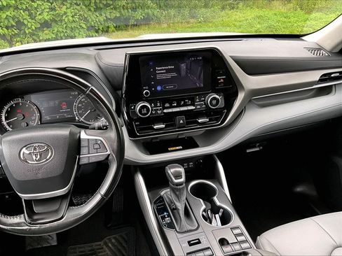Used 2023 Toyota Highlander XLE AWD/4WD image 19
