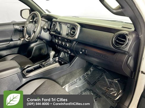 Used 2017 Toyota Tacoma TRD Off-Road w/ Premium & Technology Package AWD/4WD image 28