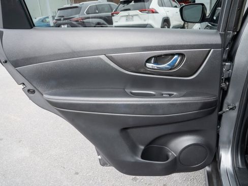 Used 2020 Nissan Rogue SV image 9