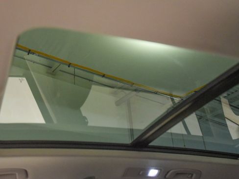 Used 2021 Volkswagen Tiguan SE w/ Panoramic Sunroof Package image 2