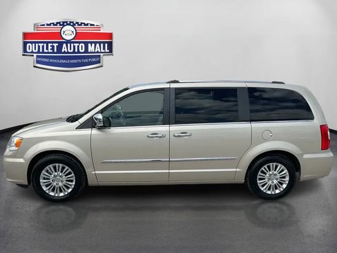 Used 2014 Chrysler Town & Country Limited w/ Luxury Group FWD image 6