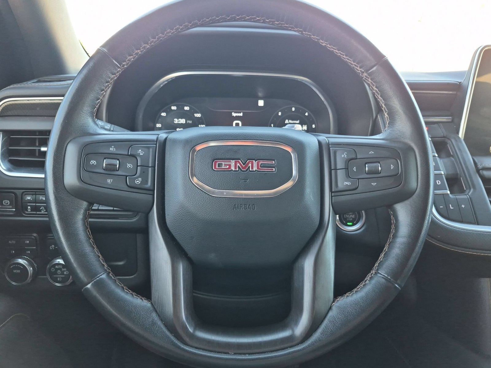 Used 2023 GMC Yukon AT4 w/ Technology Package AWD/4WD image 12