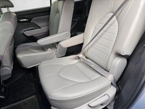 Used 2022 Toyota Highlander XLE AWD/4WD image 19