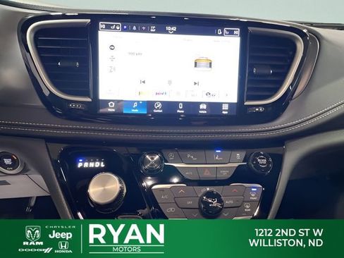 New 2026 Chrysler Pacifica Select AWD/4WD image 24