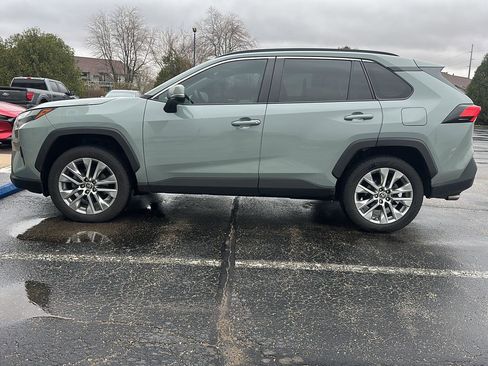 Used 2022 Toyota RAV4 XLE Premium image 8