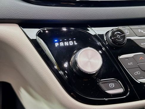 Used 2023 Chrysler Pacifica Touring-L image 16