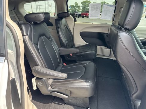 Used 2024 Chrysler Pacifica Touring-L FWD image 21