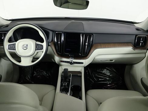 Certified 2022 Volvo XC60 B5 Momentum w/ Climate Package FWD image 7