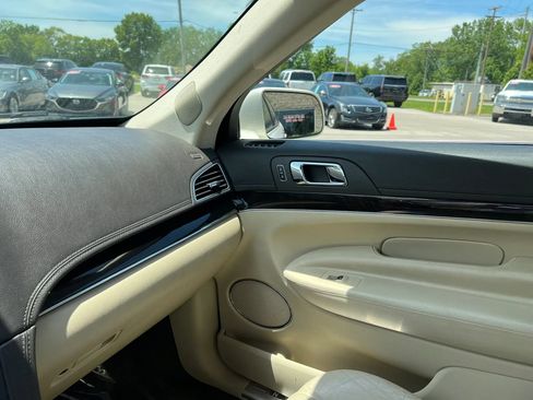 Used 2013 Lincoln MKT AWD image 16