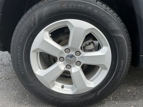 Used 2019 Jeep Compass Latitude w/ Popular Equipment Group AWD/4WD image 3