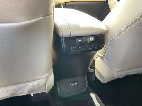 Used 2024 Toyota Highlander XLE AWD/4WD image 16