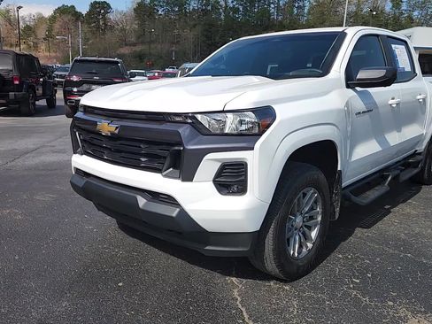 Used 2024 Chevrolet Colorado LT w/ LT Convenience Package II image 2