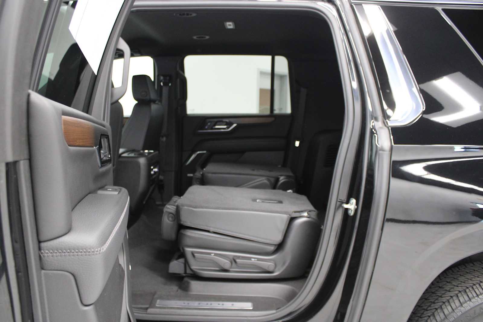 Used 2025 GMC Yukon XL Denali AWD/4WD image 43