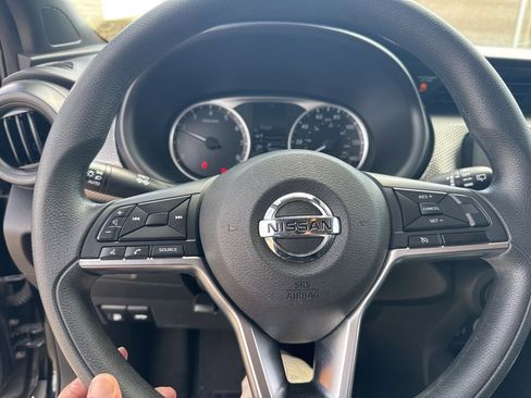 Used 2020 Nissan Kicks S image 11