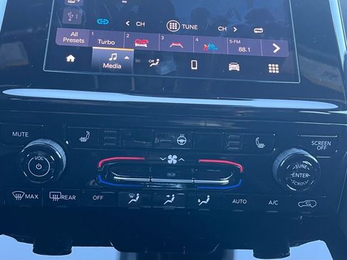 New 2025 Jeep Grand Cherokee Laredo image 4