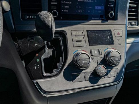 Used 2018 Toyota Sienna LE image 30