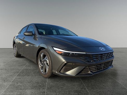 Used 2025 Hyundai Elantra SEL FWD image 9