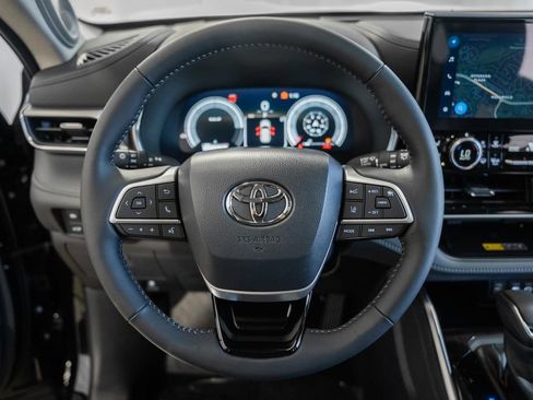 Used 2026 Toyota Highlander Platinum AWD/4WD image 36