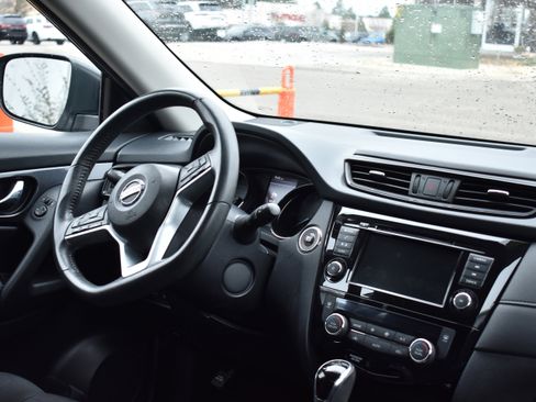 Used 2018 Nissan Rogue SV image 27