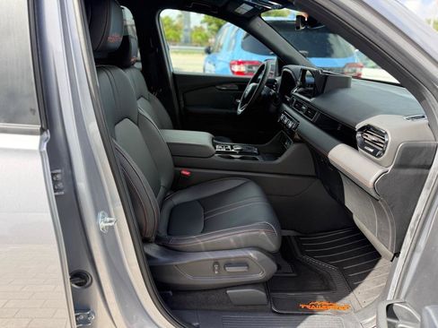 Used 2025 Honda Pilot TrailSport image 40