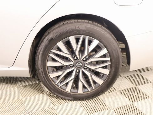 Used 2024 Nissan Altima 2.5 SV image 17