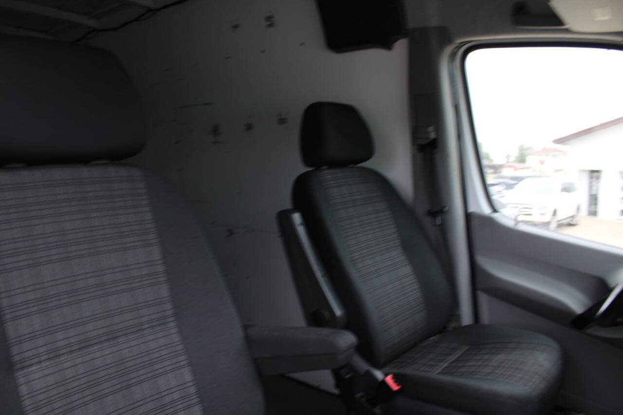 Used 2015 Mercedes-Benz Sprinter 2500 image 13